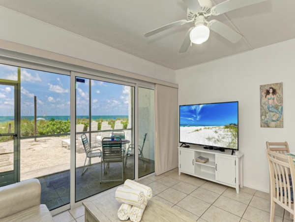 On Beach One Bedroom Condo with Communal Pool in Holmes Beach